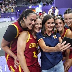 La Reina Letizia se hace un selfie con el equipo español de baloncesto 3x3 femenino en los Juegos Olímpicos de París 2024