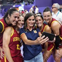 La Reina Letizia se hace un selfie con el equipo español de baloncesto 3x3 femenino en los Juegos Olímpicos de París 2024