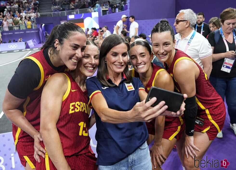 La Reina Letizia se hace un selfie con el equipo español de baloncesto 3x3 femenino en los Juegos Olímpicos de París 2024