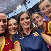 Selfie de la Reina Letizia con el equipo español de baloncesto 3x3 femenino en los Juegos Olímpicos de París 2024