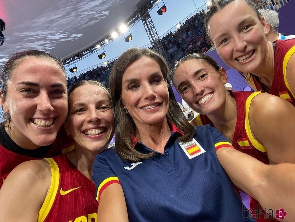 Selfie de la Reina Letizia con el equipo español de baloncesto 3x3 femenino en los Juegos Olímpicos de París 2024