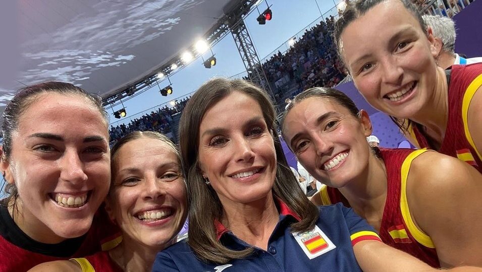 Selfie de la Reina Letizia con el equipo español de baloncesto 3x3 femenino en los Juegos Olímpicos de París 2024