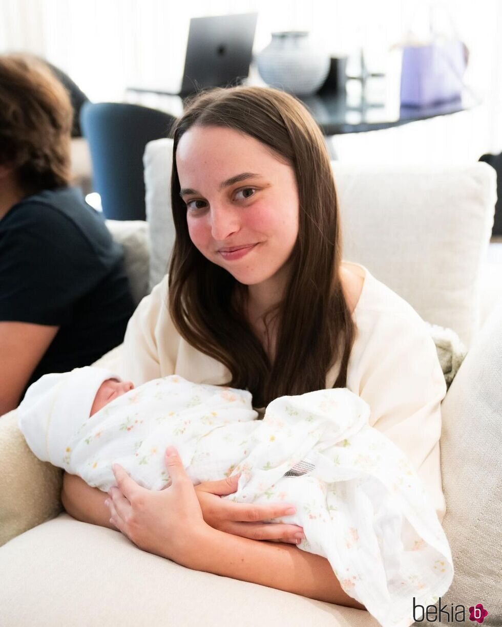 Salma de Jordania con su sobrina Iman de Jordania en sus primeras horas de vida