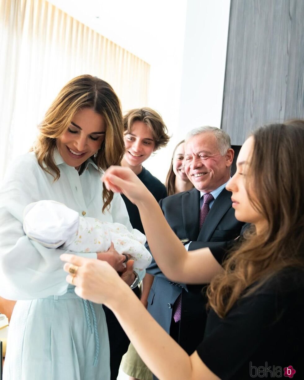 Iman de Jordania con sus abuelos Abdalá y Rania de Jordania y sus tíos Iman, Salma y Hashem en sus primeras horas de vida