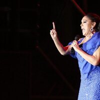 Isabel Pantoja cantando en su concierto en Castellón de su Gira 50 Aniversario