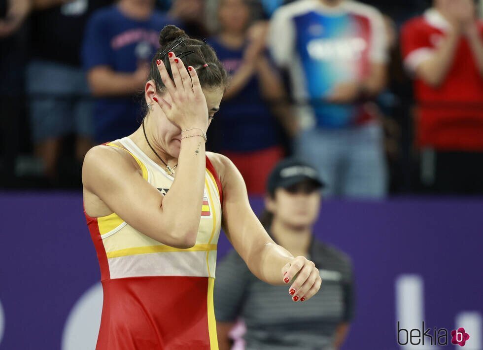 Carolina Marín llorando tras lesionarse en la semifinal de bádminton en los Juegos Olímpicos de París 2024