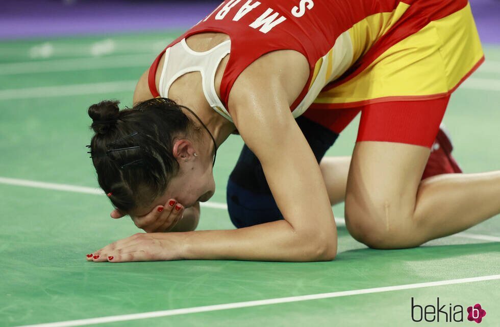 Carolina Marín se derrumba tras lesionarse en la semifinal de bádminton en los Juegos Olímpicos de París 2024