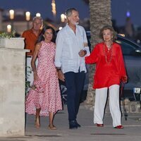 Los Reyes Felipe y Letizia, la Reina Sofía y Jean Henri Fruchaud en una cena en un restante de Portitxol durante sus vacaciones en Mallorca