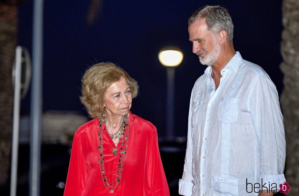 La Reina Sofía y Felipe VI en una cena en un restante de Portitxol durante sus vacaciones en Mallorca