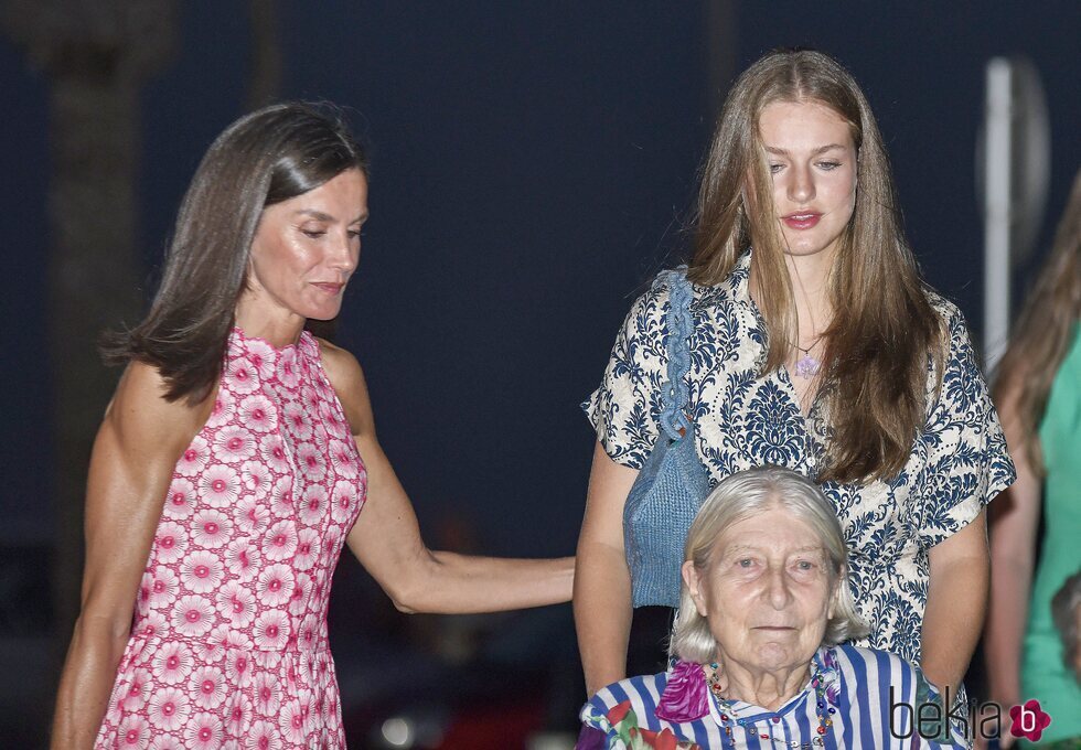 La Reina Letizia, la Princesa Leonor y Tatiana Radziwill en una cena en un restante de Portitxol durante sus vacaciones en Mallorca