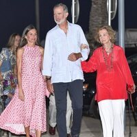 Los Reyes Felipe y Letizia y la Reina Sofía en una cena en un restante de Portitxol durante sus vacaciones en Mallorca