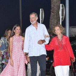 Los Reyes Felipe y Letizia y la Reina Sofía en una cena en un restante de Portitxol durante sus vacaciones en Mallorca