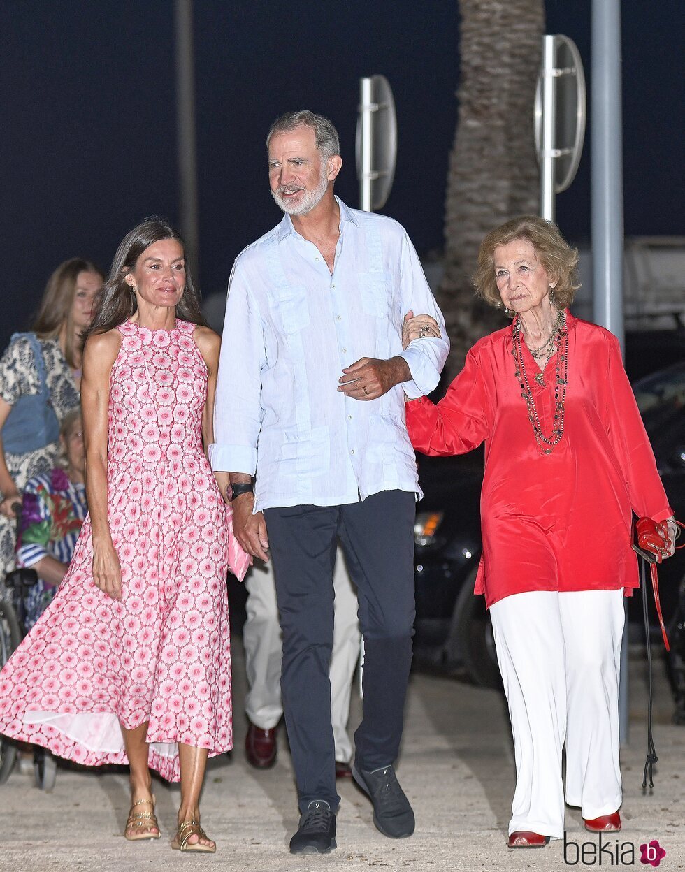 Los Reyes Felipe y Letizia y la Reina Sofía en una cena en un restante de Portitxol durante sus vacaciones en Mallorca