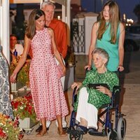 La Reina Letizia, Jean Henri Fruchaud, la Infanta Sofía e Irene de Grecia en silla de ruedas en una cena en un restante de Portitxol durante sus vacaciones