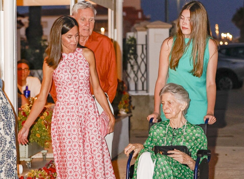 La Reina Letizia, Jean Henri Fruchaud, la Infanta Sofía e Irene de Grecia en silla de ruedas en una cena en un restante de Portitxol durante sus vacaciones