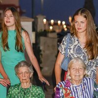 La Princesa Leonor y la Infanta Sofía llevando en silla de ruedas a Irene de Grecia y Tatiana Radziwill en una cena en Mallorca