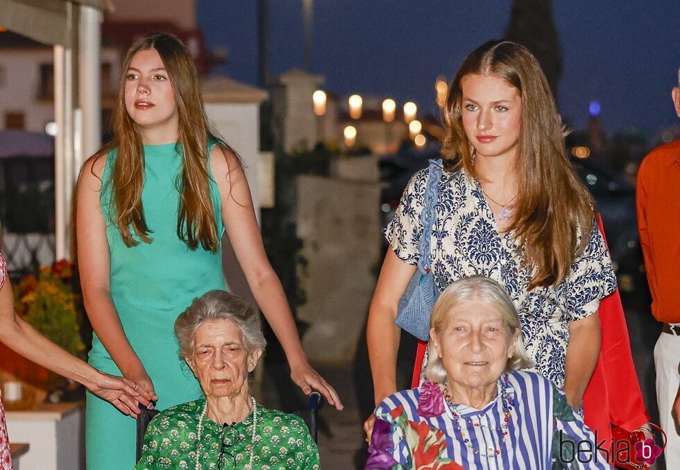 La Princesa Leonor y la Infanta Sofía llevando en silla de ruedas a Irene de Grecia y Tatiana Radziwill en una cena en Mallorca