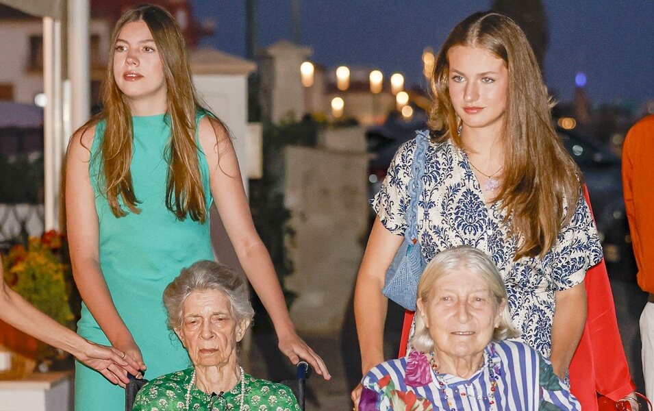 La Princesa Leonor y la Infanta Sofía llevando en silla de ruedas a Irene de Grecia y Tatiana Radziwill en una cena en Mallorca