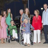 La Familia Real, Irene de Grecia en silla de ruedas, Tatiana Radziwill en silla de ruedas y Jean Henri Fruchaud en una cena en Mallorca