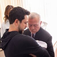 Iman de Jordania con su padre y su abuelo Abdalá de Jordania en sus primeras horas de vida