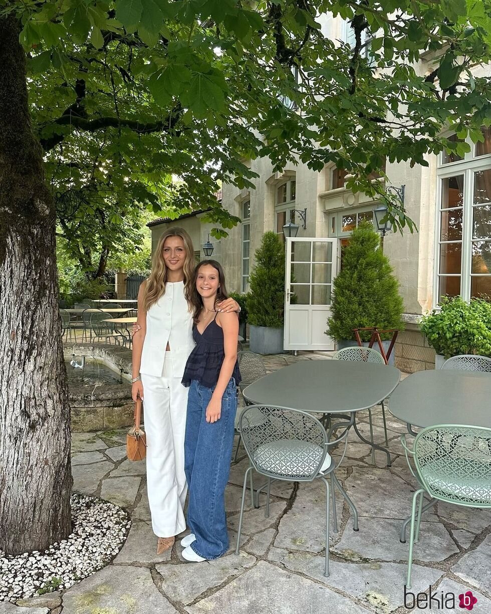 Benedikte Thoustrup y Athena de Dinamarca en el Castillo de Cayx durante unas vacaciones familiares