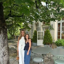 Benedikte Thoustrup y Athena de Dinamarca en el Castillo de Cayx durante unas vacaciones familiares