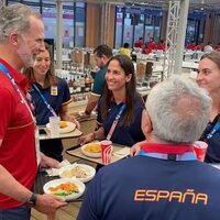 El Rey Felipe VI comiendo en la Villa Olímpica con los deportistas españoles en los Juegos Olímpicos de París 2024