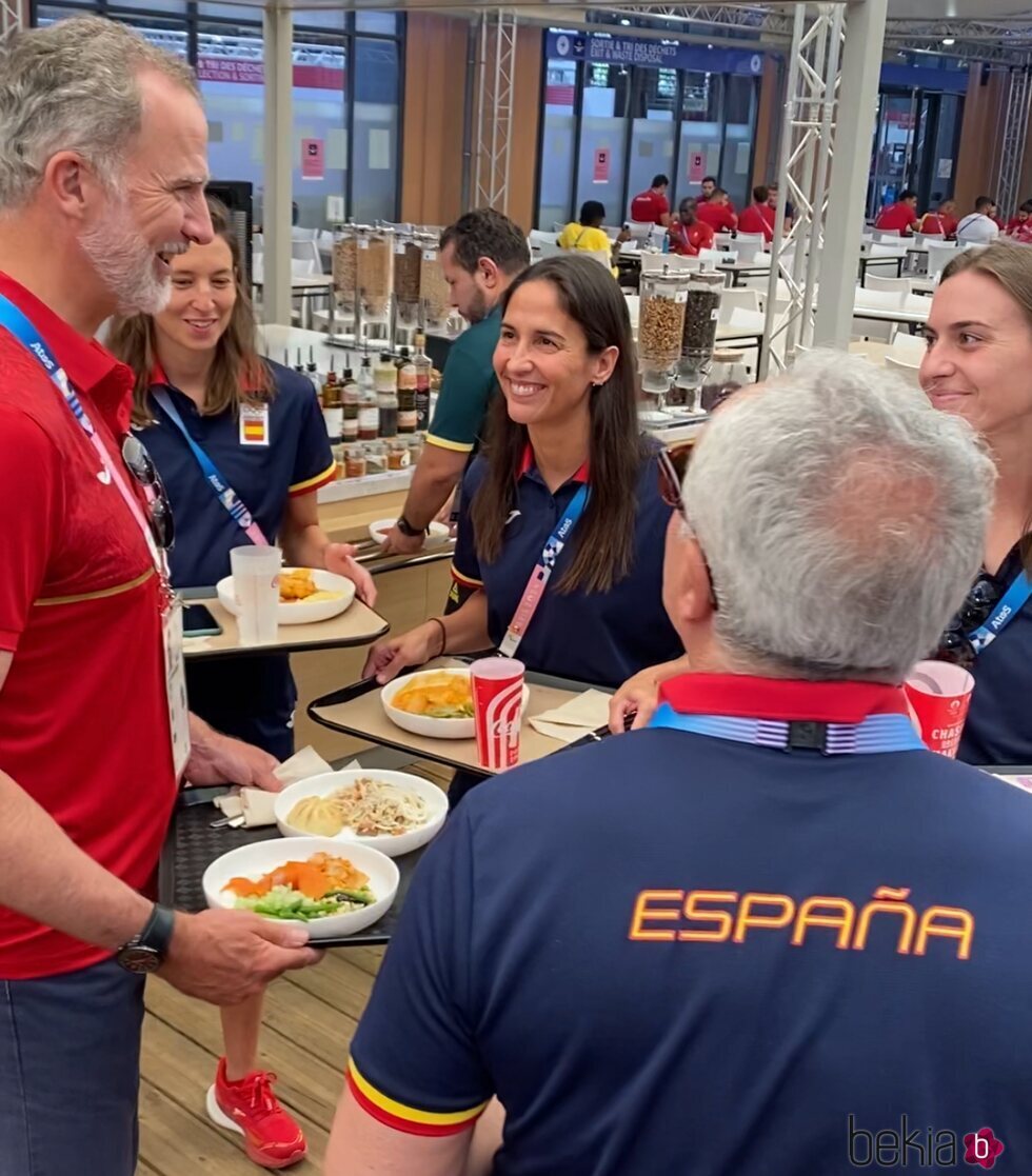 El Rey Felipe VI comiendo en la Villa Olímpica con los deportistas españoles en los Juegos Olímpicos de París 2024