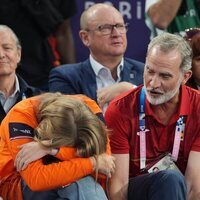 Felipe VI consolando a Amalia de Holanda en la final de baloncesto 3x3 masculino en los Juegos Olímpicos de París 2024