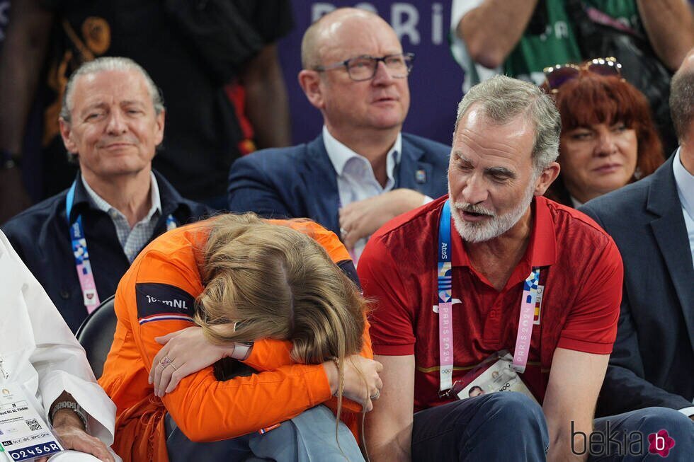 Felipe VI consolando a Amalia de Holanda en la final de baloncesto 3x3 masculino en los Juegos Olímpicos de París 2024