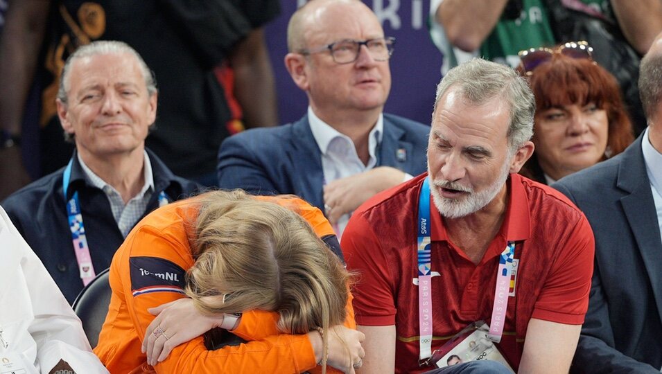 Felipe VI consolando a Amalia de Holanda en la final de baloncesto 3x3 masculino en los Juegos Olímpicos de París 2024