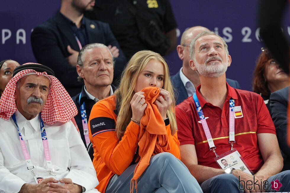 Felipe VI y Amalia de Holanda, muy nerviosa en la final de baloncesto 3x3 masculino en los Juegos Olímpicos de París 2024