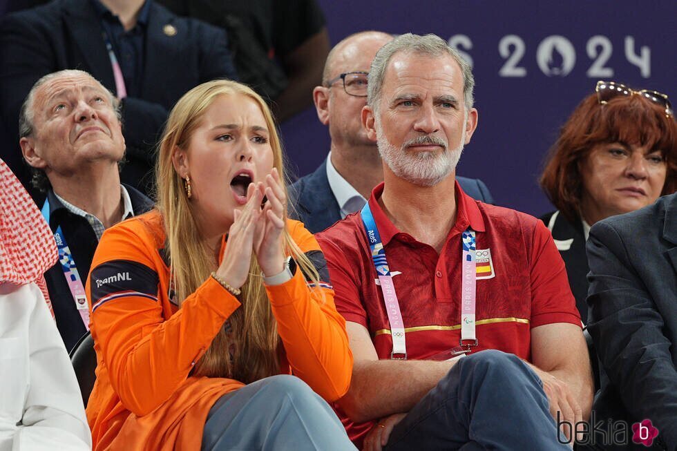 Amalia de Holanda y el Rey Felipe VI en la final de baloncesto 3x3 masculino en los Juegos Olímpicos de París 2024