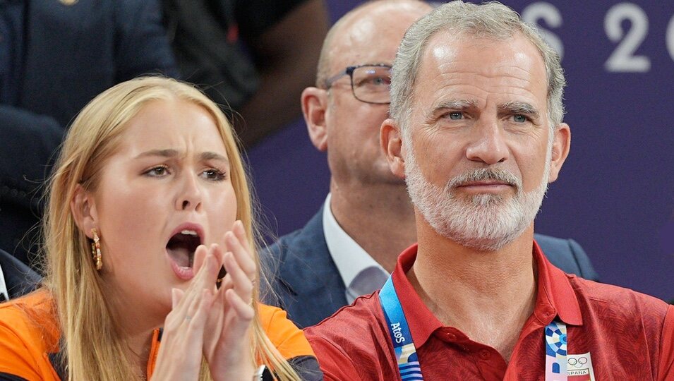 Amalia de Holanda y el Rey Felipe VI en la final de baloncesto 3x3 masculino en los Juegos Olímpicos de París 2024