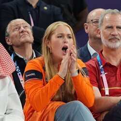 Amalia de Holanda y el Rey Felipe VI en la final de baloncesto 3x3 masculino en los Juegos Olímpicos de París 2024