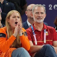 Amalia de Holanda y el Rey Felipe VI en la final de baloncesto 3x3 masculino en los Juegos Olímpicos de París 2024