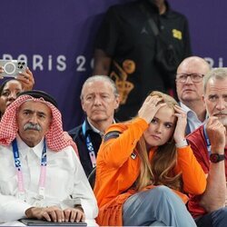 El Rey Felipe VI y Amalia de Holanda muy tensa en la final de baloncesto 3x3 masculino en los Juegos Olímpicos de París 2024