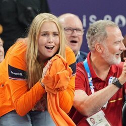 Amalia de Holanda, emocionada junto al Rey Felipe VI en la final de baloncesto 3x3 masculino en los Juegos Olímpicos de París 2024