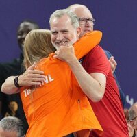 El Rey Felipe VI y Amalia de Holanda se abrazan en la final de baloncesto 3x3 masculino en los Juegos Olímpicos de París 2024