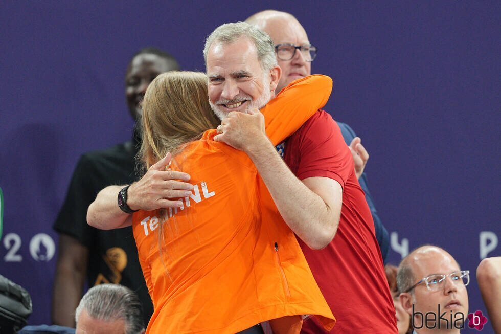 El Rey Felipe VI y Amalia de Holanda se abrazan en la final de baloncesto 3x3 masculino en los Juegos Olímpicos de París 2024