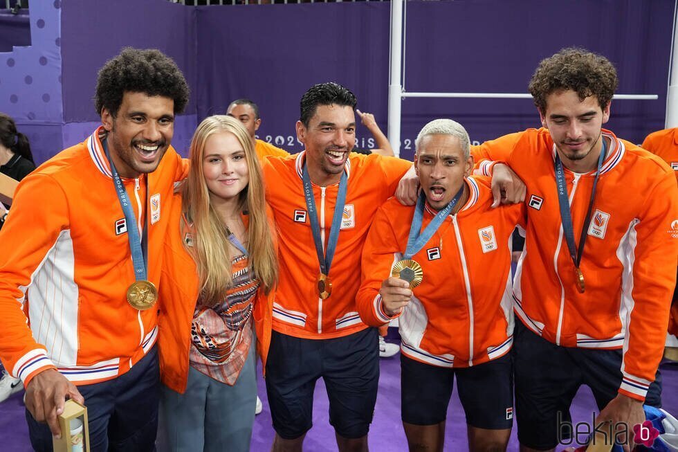 Amalia de Holanda con el equipo neerlandés de baloncesto 3x3 masculino tras ganar la medalla de oro en los Juegos Olímpicos de París 2024