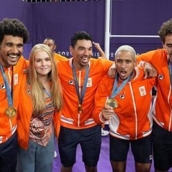 Amalia de Holanda con el equipo neerlandés de baloncesto 3x3 masculino tras ganar la medalla de oro en los Juegos Olímpicos de París 2024