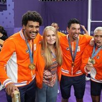 Amalia de Holanda con el equipo neerlandés de baloncesto 3x3 masculino tras ganar la medalla de oro en los Juegos Olímpicos de París 2024