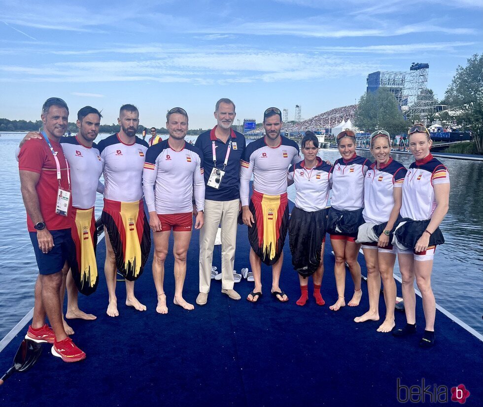 El Rey Felipe VI con los equipos españoles masculino y femenino de piragüismo en los Juegos Olímpicos de París 2024