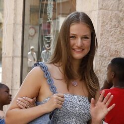 La Princesa Leonor, con una sonrisa paseando por Mallorca