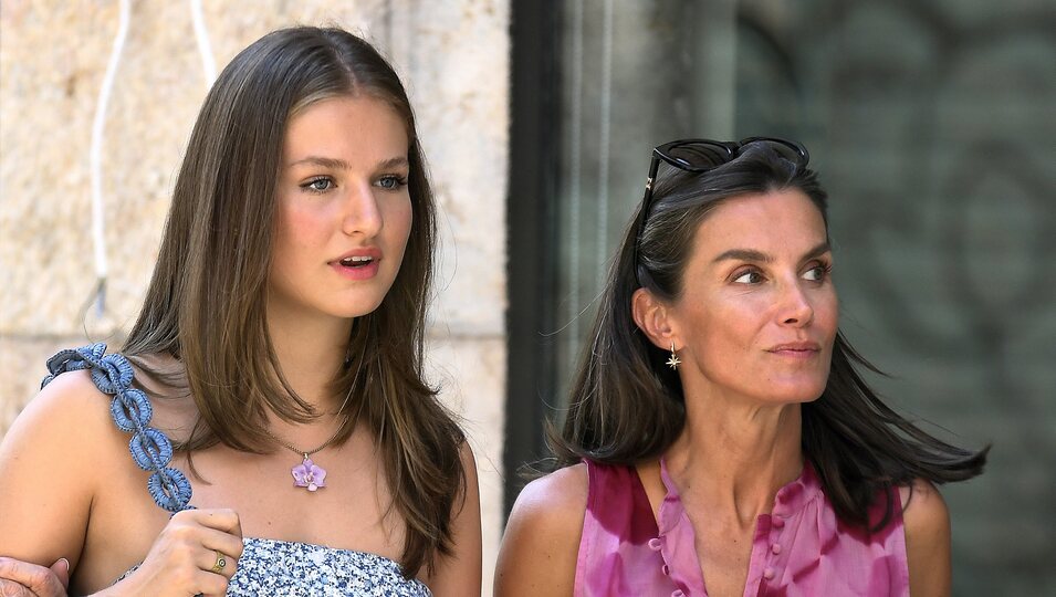 La Princesa Leonor y la Reina Letizia paseando por Mallorca