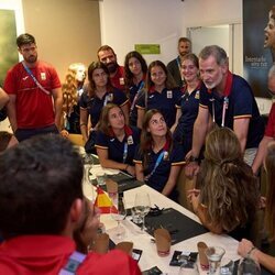 El Rey Felipe VI hablando con deportistas españoles en la Casa España del COE en los Juegos Olímpicos de París 2024