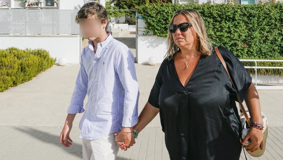 Caritina Goyanes y su hijo mayor, Pedro, en el último adiós a Carlos Goyanes en el tanatorio