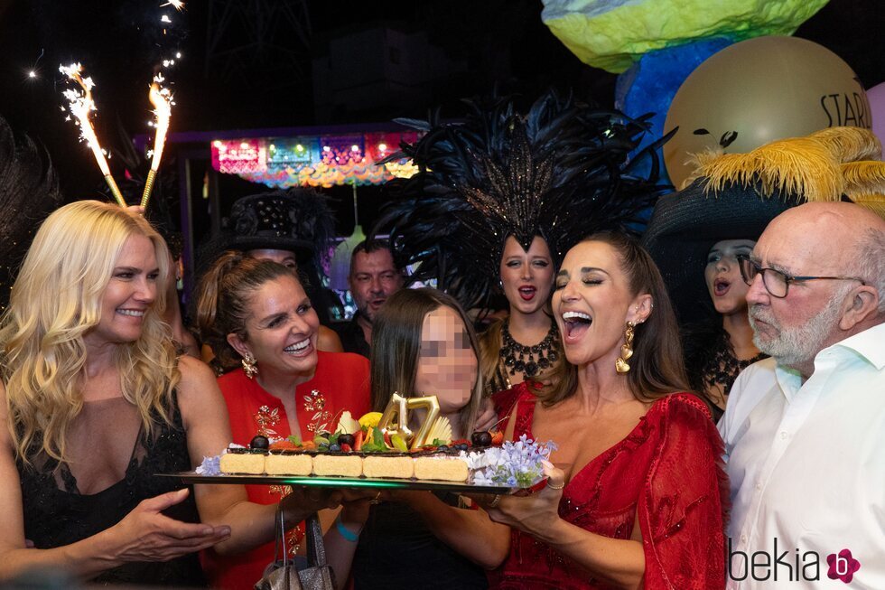 Paula Echevarría soplando las velas de su 47 cumpleaños en Starlite Marbella 2024