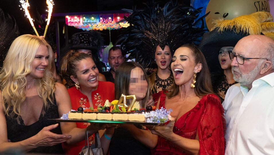 Paula Echevarría soplando las velas de su 47 cumpleaños en Starlite Marbella 2024